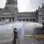 Manifestantes reciben el chorro de un cañón de agua frente al Congreso argentino