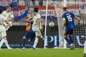 Mikel Merino celebra la remontada de España ante Croacia