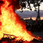 Protestas en París con la Torre Eiffel al fondo