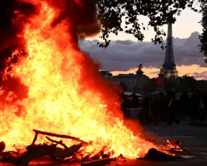 Protestas en París con la Torre Eiffel al fondo