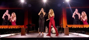 Shakira y Dua Lipa durante el concierto en Madrid