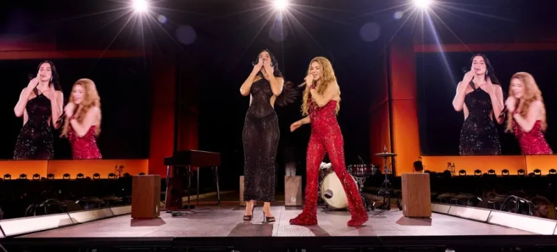 Shakira y Dua Lipa durante el concierto en Madrid