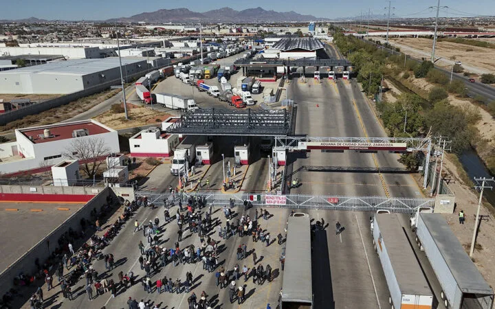 Transportistas se movilizan durante el paro nacional del 26 de octubre de 2026