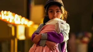 Una nina lleva a su conejo a una bendicion de mascotas en Santiago